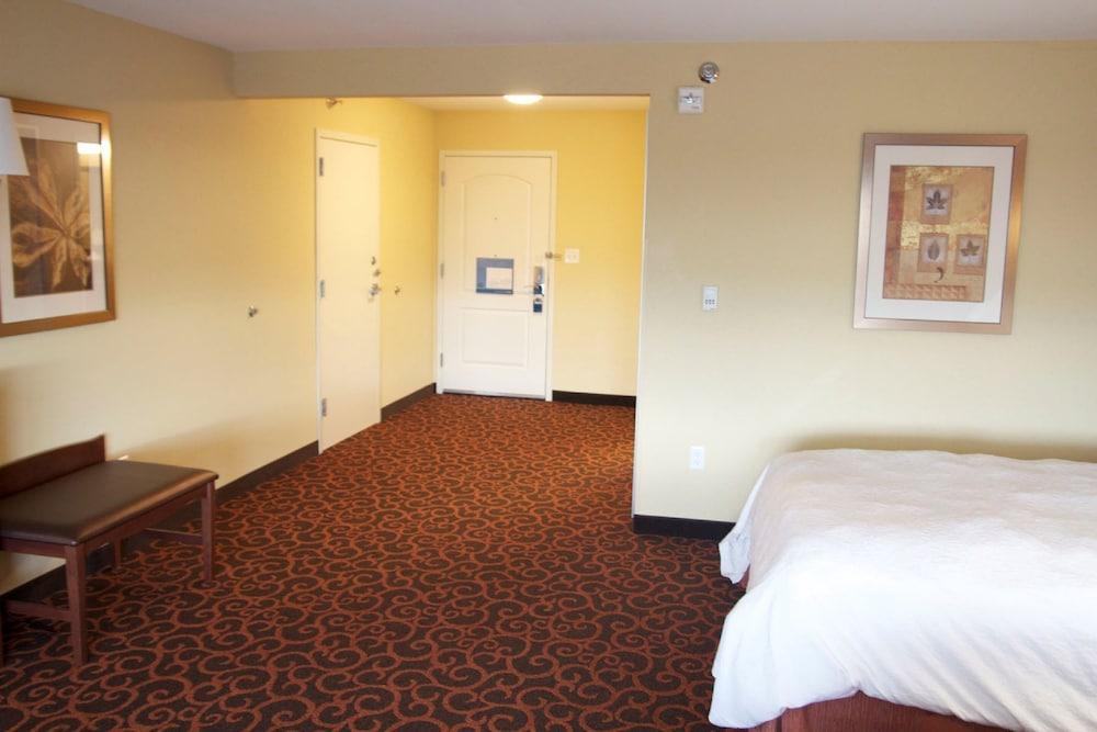 Hampton Inn & Suites ווטרטאון מראה חיצוני תמונה