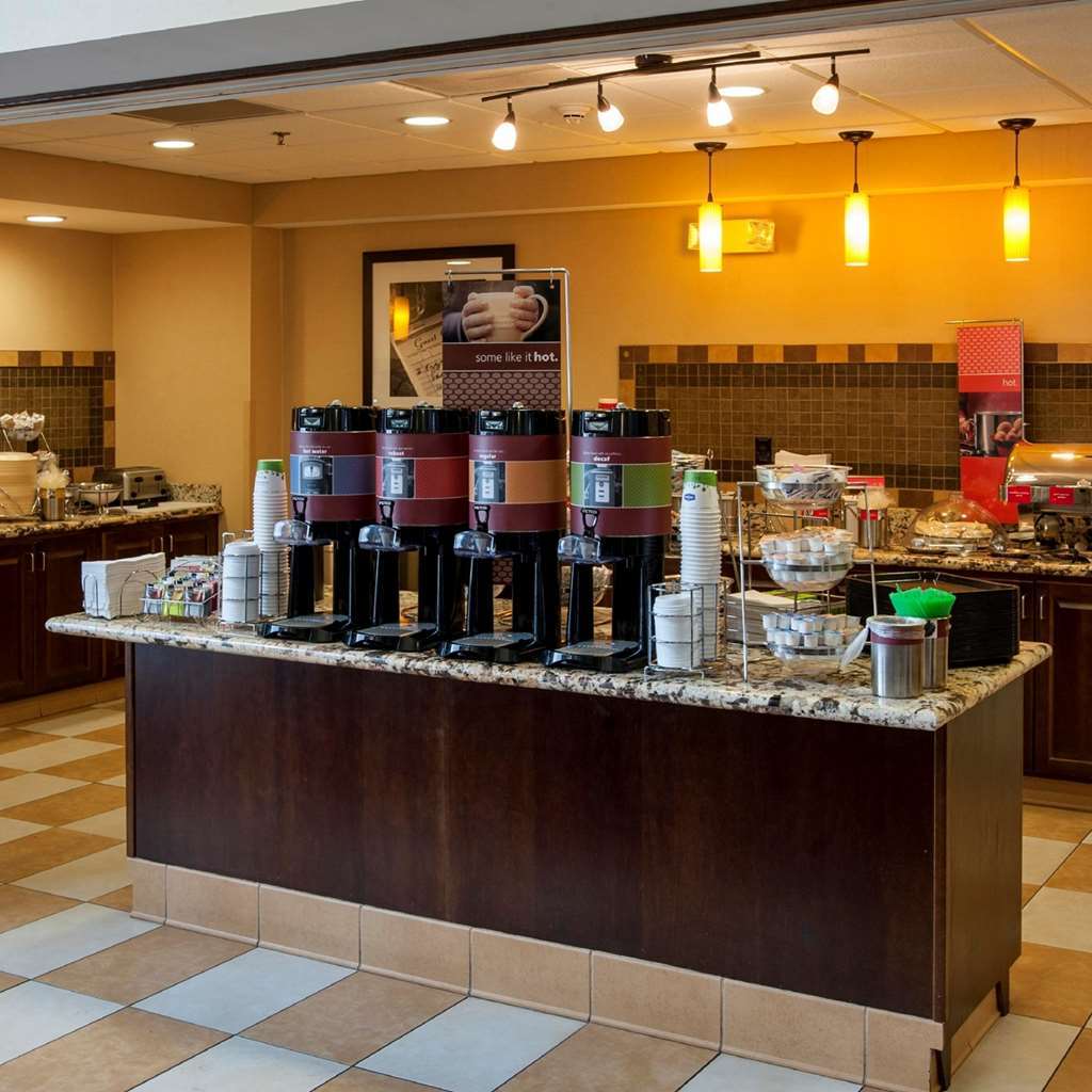 Hampton Inn & Suites ווטרטאון מסעדה תמונה